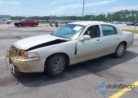 2005 Lincoln Town Car Signature Limited из США, поврежденный, VIN 1LNHM82W65Y649412